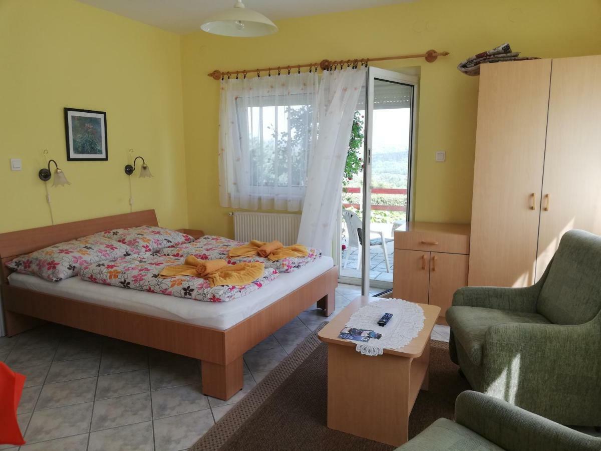 Flora Villa Hévíz Стая снимка